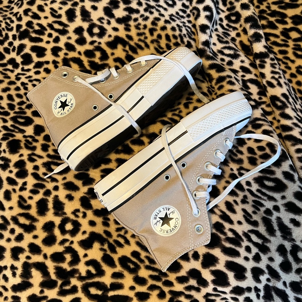 nwot never worn platform converse high tops